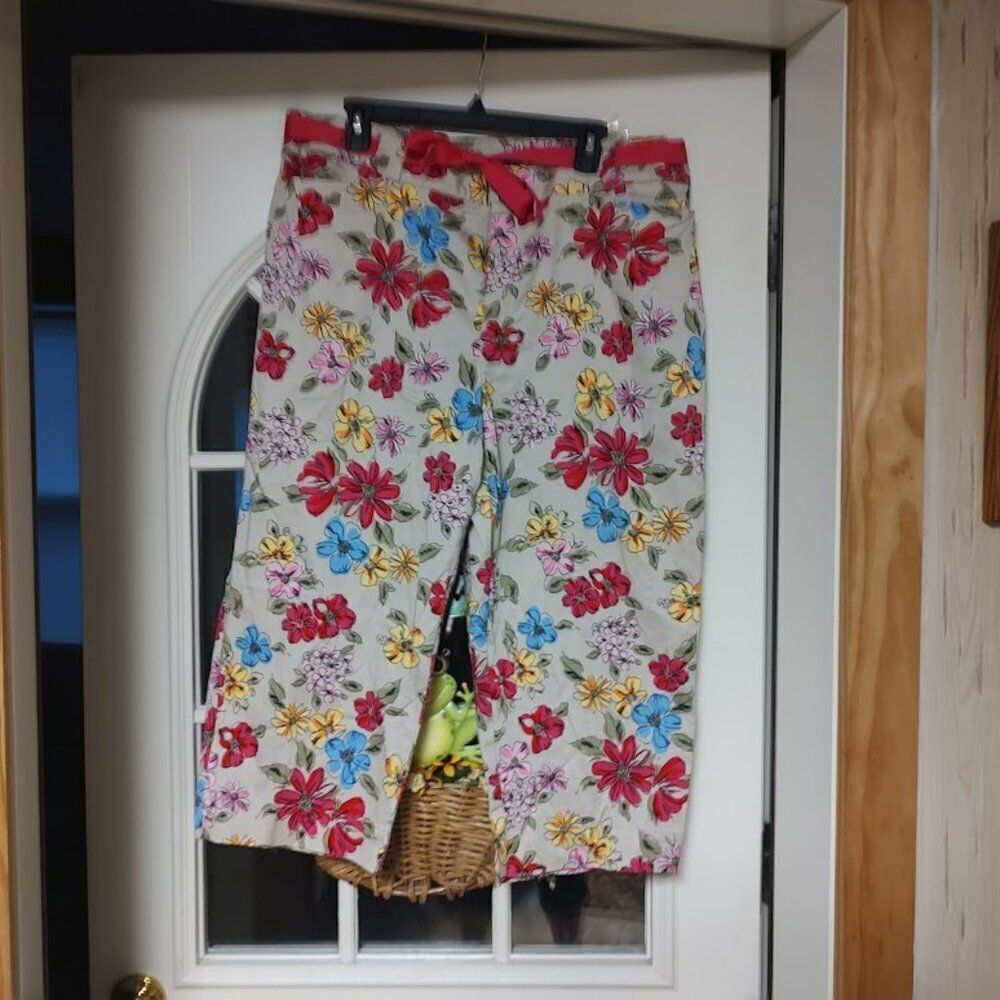 New White Stag Beige Multi-Color Flowers Stretch Capri Size Women's 18